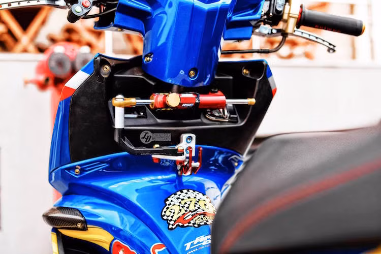 Phía sau cổ xe được chế thêm cây trợ lực tay lái, phụ kiện này sẽ giúp xe chống lắc đầu khi chạy ở tốc độ cao.