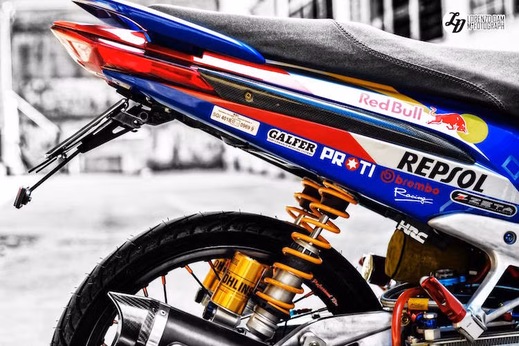 Ốp lườn của chiếc Airblade được phủ sơn vân carbon. Dàn tem đấu phủ lên xe có mang thương hiệu của các hãng phụ tùng nổi tiếng.