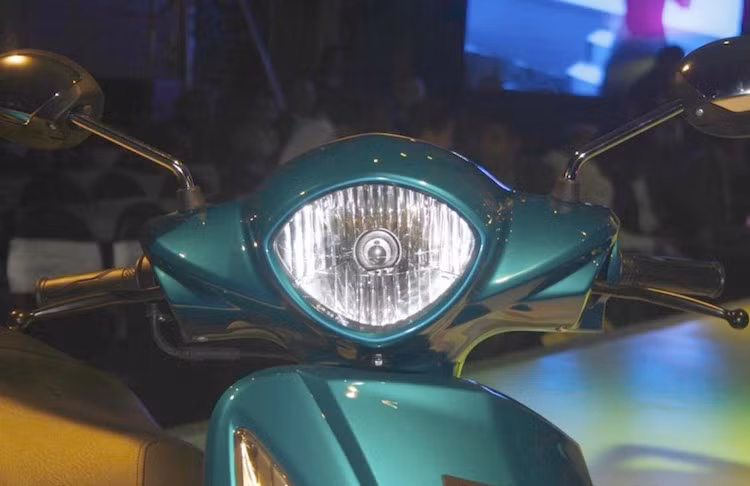 Phần đầu xe có đèn pha kích thước lớn.