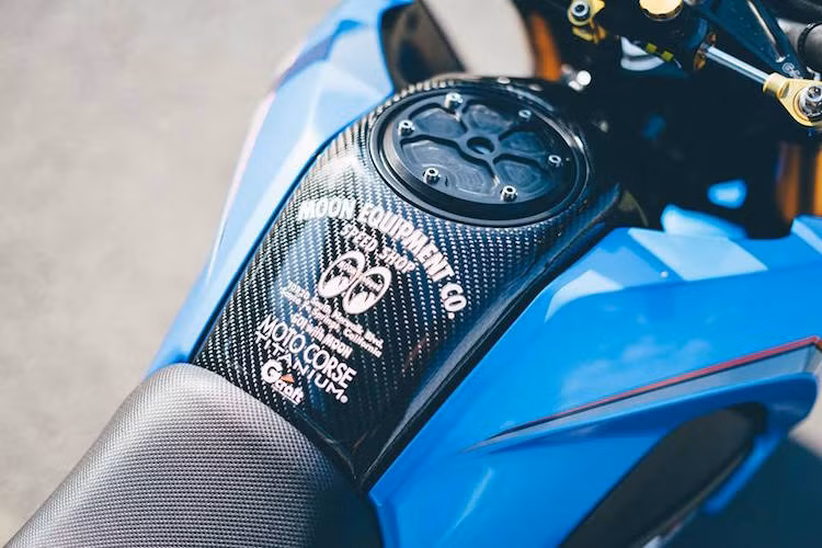 Ốp bình xăng của Moon Speed Shop tới từ California, Mỹ kèm theo nắp xăng đặc biệt từ nhôm CNC và nhuộm đen tạo điểm nhấn cho bình xăng xe.