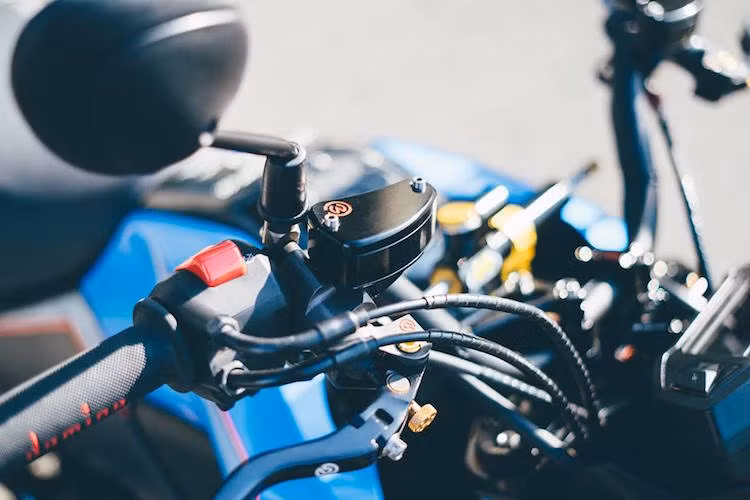 Giống nhiều mẫu xe độ khác, chiếc MSX này cũng có bao tay Domino và cùm tay thắng Brembo.