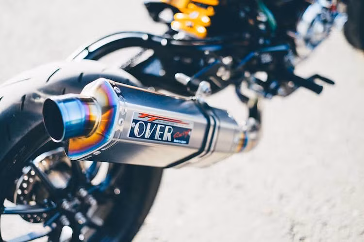 Lon pô của chiếc xe cũng đã được mua từ Over Racing.