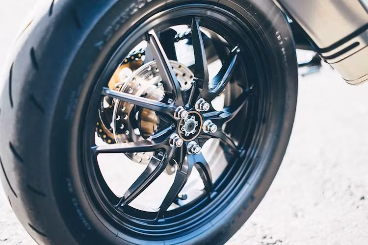 Đi kèm với bộ gắp đơn mới là mâm nhôm với thiết kế 5 cánh kép chữ Y, một lần nữa lại lấy cảm hứng từ Ducati Hypermotard.