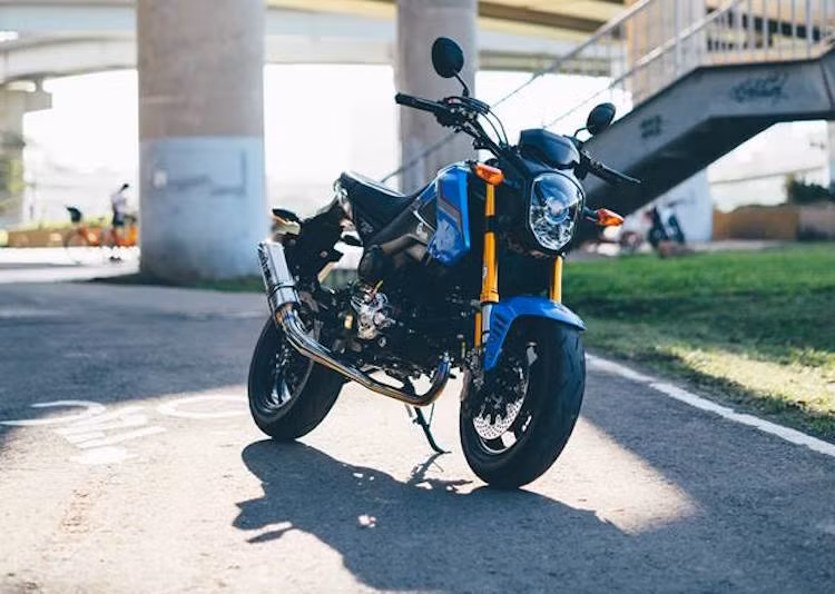 Chiếc Honda MSX 125 mà các bạn đang thấy trong hình cũng đã được trang bị những món phụ tùng từ các hãng nổi tiếng, chủ yếu tới từ Nhật và một số nước khác như Ý, Mỹ...