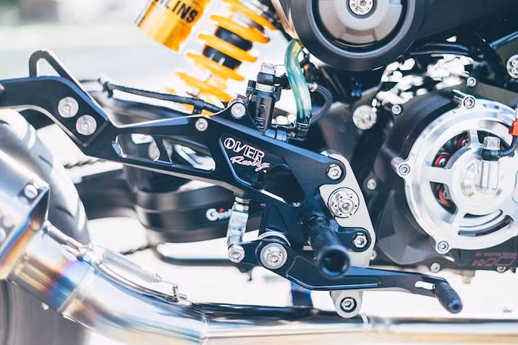 Dàn gác chân của xe do hãng Over Racing cung cấp. Đây là một hãng phụ tùng độ khá nổi tiếng tới từ Nhật.