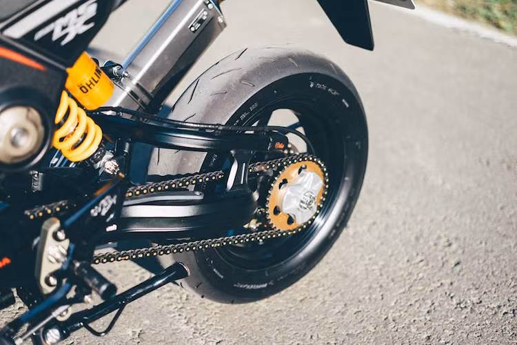 Đặc biệt, chiếc xe đã được thay gắp đơn từ G-Craft của Nhật kèm theo phuộc Ohlins cùng hàng loạt đồ chơi hàng hiệu khac.