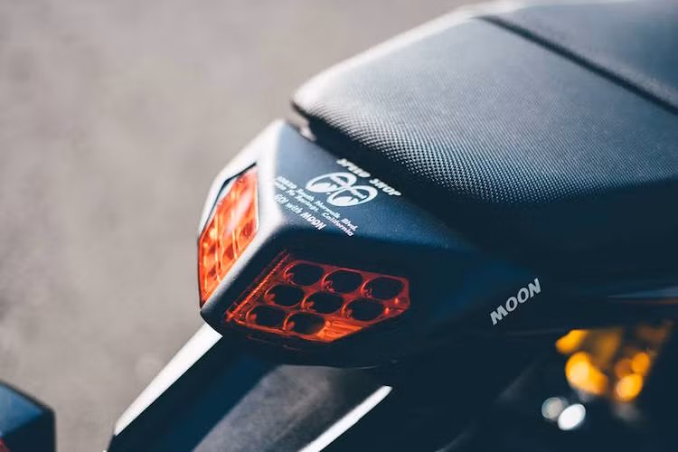 Phần đuôi kèm đèn hậu nguyên bản của MSX nay đã được thay bằng đuôi của Moon Speed Shop, mang phong cách của mẫu xe phân khối lớn Hypermotard từ Ducati.