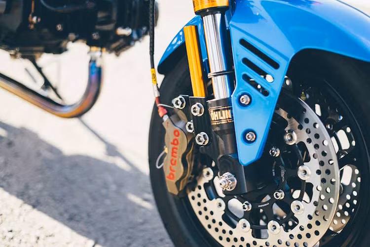 Ngay từ "dàn chân", chiếc xe côn tay cỡ nhỏ đã sở hữu bộ phuộc USD phong cách xe phân khối lớn kèm hệ thống đĩa kép và phanh Brembo 4 piston đỉnh cao.