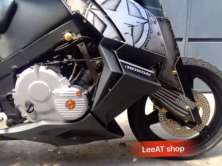 Phần phuộc xe cùng với hai bên thân được trang bị thêm các tấm ốp sắc nhọn, khiến chiếc xe gần 30 năm tuổi trở nên "ngầu" hơn.