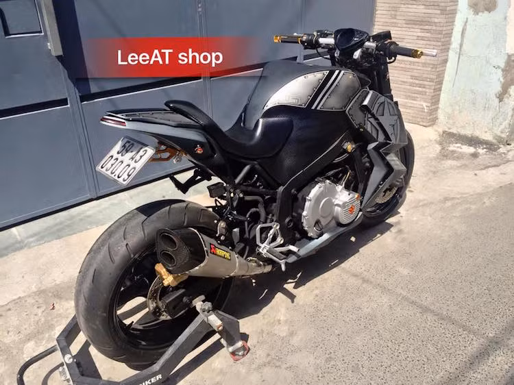 Phần đuôi xe cũng đã được rút gọn và "vuốt" cao đầy khiêu khích.