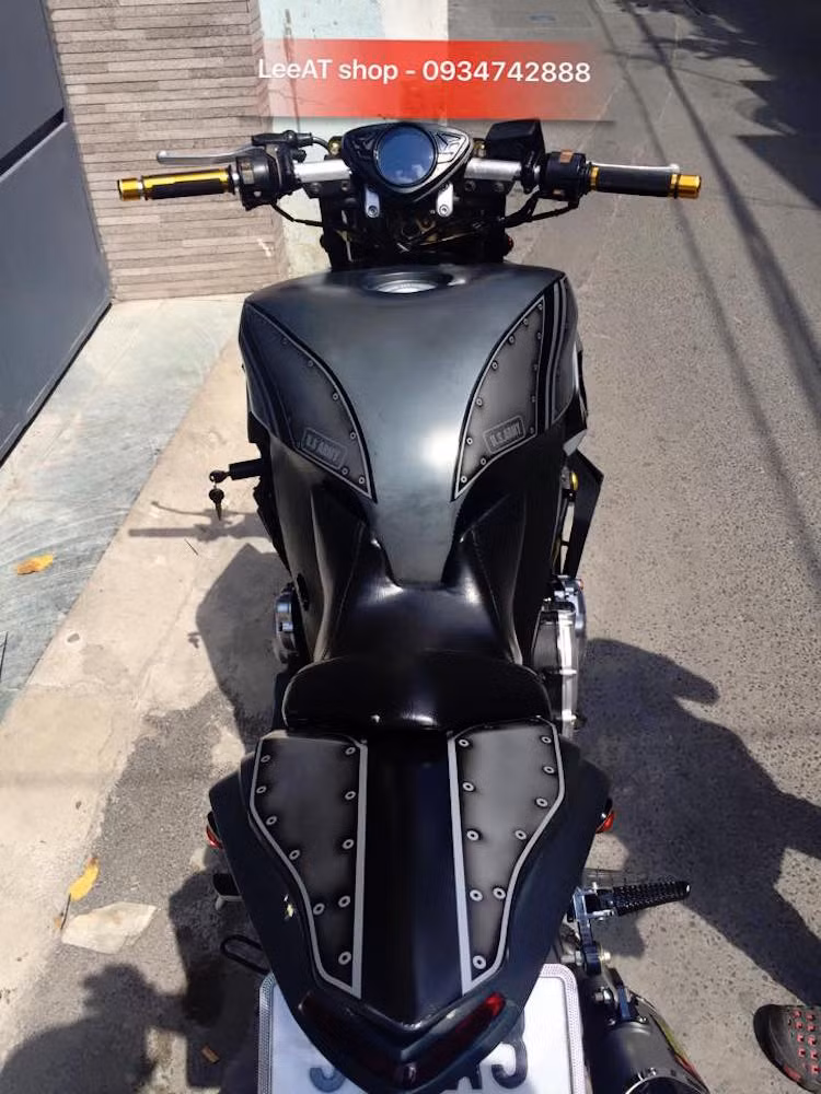 Bình xăng cũng được gò lại và "bóp" thuôn về phía sau..