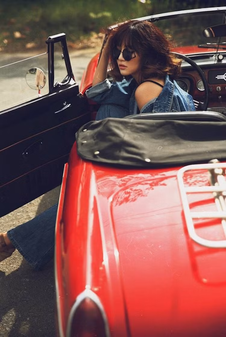 Bích Phương Idol có tên thật là Bùi Thị Bích Phương, cô sinh năm 1989 và là một ca sĩ tới từ Quảng Ninh.