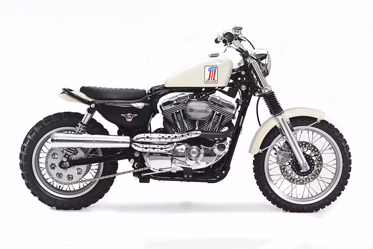 Ý tưởng "độ" một chiếc XL1200C thành scrambler cũng được anh ấp ủ trong suốt 16 năm, từ trước khi trào lưu này trở nên "hot". Tuy nhiên do trọng lượng dòng xe này khá nặng nên anh không bắt đầu thực hiện cho tới khi mua một chiếc XL1200C đời 2006.
