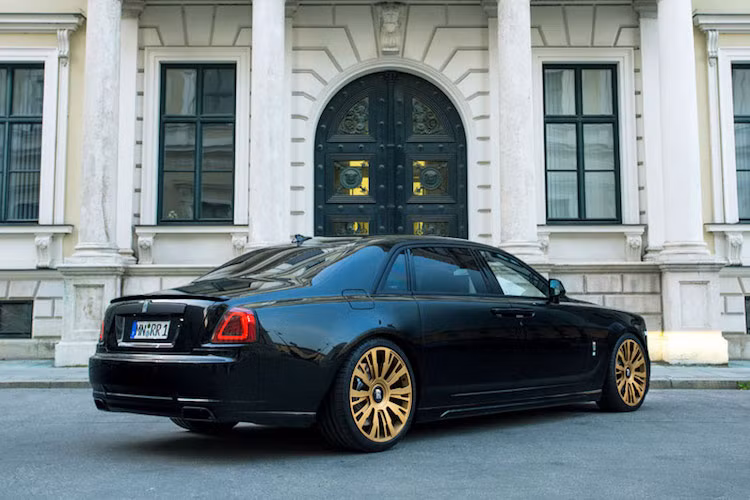 Hệ thống treo khí nguyên bản của Ghost vẫn được Spofec giữ lại, nhưng hãng đã "hack" phần mềm điều khiển bằng cách trang bị thêm module đặc biệt CAN-Module để có thể hạ thấp xuống thêm 4 cm nữa.