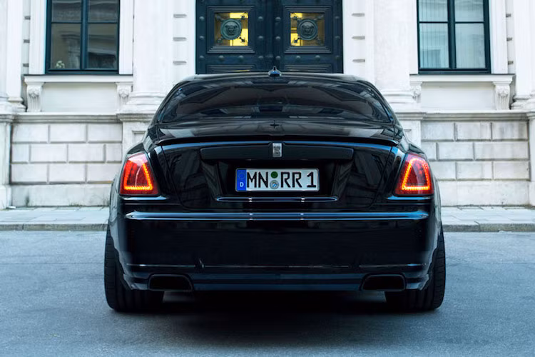 Toàn bộ xe được sơn màu đen. Ngay cả những chi tiết mạ trên Ghost nguyên bản cũng có màu đen, đem lại cho xe một vẻ mạnh mẽ và bí ẩn.