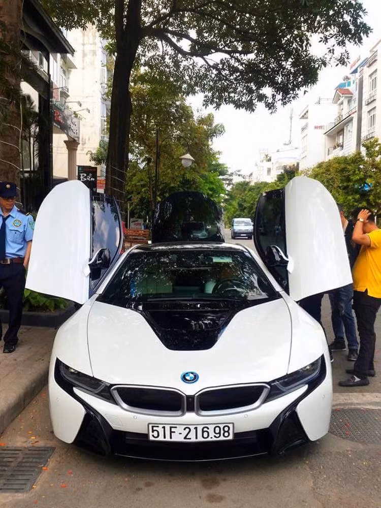 BMW i8 sử dụng kiểu cửa mở lật độc đáo, tương tự một số siêu xe hàng đầu Thế giới như LaFerrari hay McLaren P1.