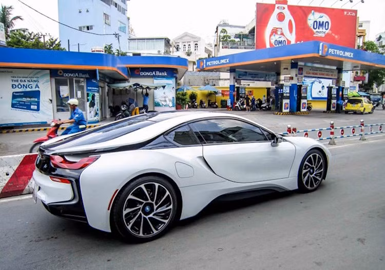 Sử dụng những công nghệ chế tác đỉnh cao của BMW cùng các vật liệu siêu nhẹ như sợi carbon, nhưng do phải "gánh" thêm hệ động lực xăng-điện với các khối pin phức tạp nên i8 vẫn có trọng lượng lên tới 1458 kg.