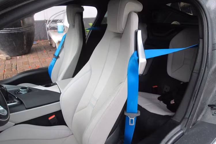 Xe có cách bố trí ghế ngồi 2+2, nhưng hai ghế sau chỉ đủ rộng cho trẻ em ngồi.