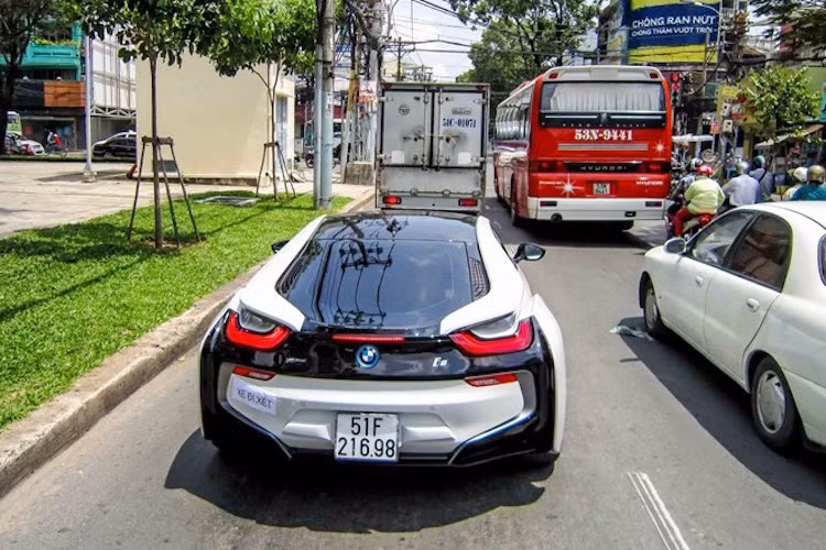 Để có thể "ra biển trắng" cho chiếc i8 này, tổng số tiền mà nữ chủ nhân của nó phải bỏ ra lên tới hơn 7 tỷ đồng.