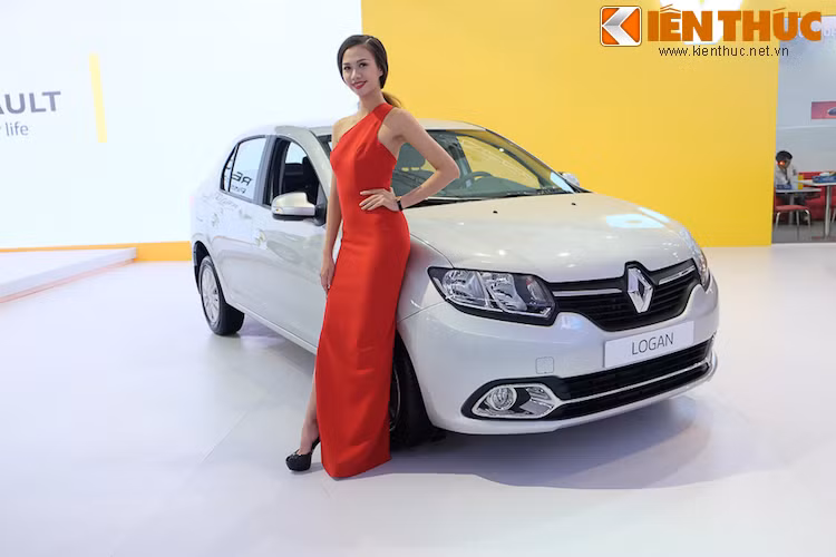 Tại Việt Nam, Logan sẽ được bán với 4 màu và có giá bán niêm yết khá cạnh tranh là 599 triệu đồng. Nó sẽ là mẫu xe cạnh tranh mạnh mẽ với hai đối thủ trực tiếp là Honda City và Toyota Vios