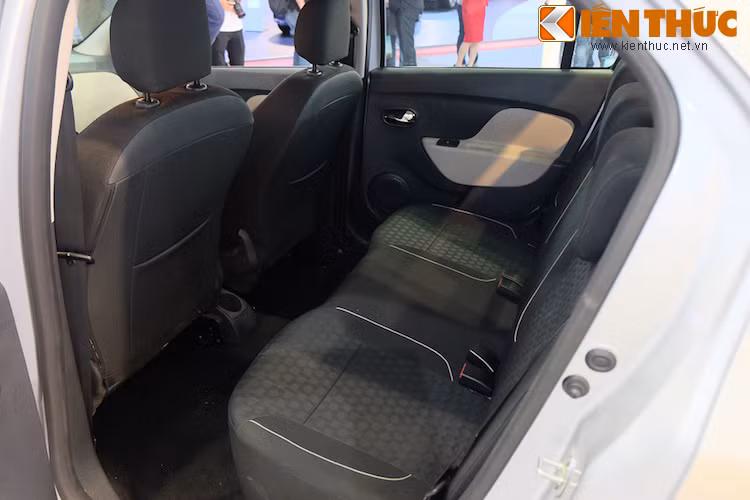 Dù có giá rẻ nhưng xe cũng được trang bị hệ thống kiểm soát hành trình và hạn chế tốc độ, hệ thống điều hòa tự động, đầu CD với kết nối USB, hệ thống chống bó cứng phanh ABS, cân bằng điện tử ESP...