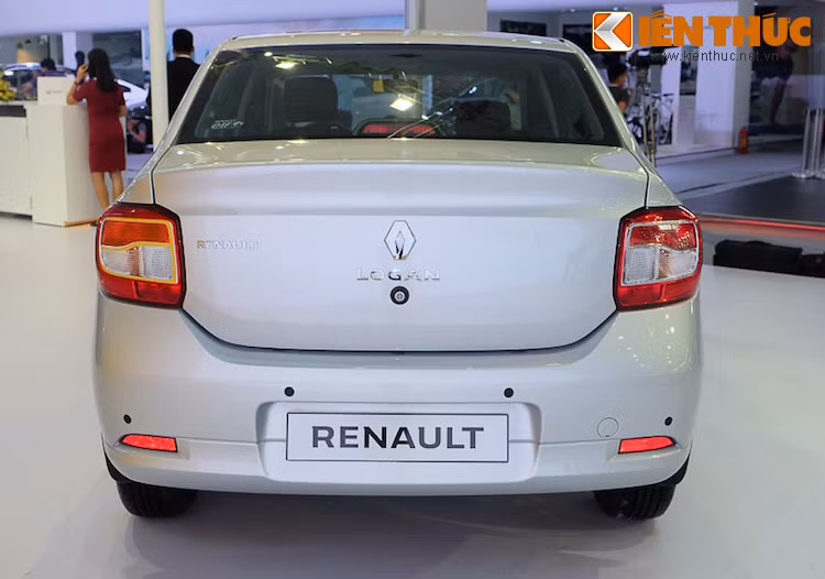 Phần đuôi xe có các đèn hậu hình hạt lựu cùng nắp khoang hành lý có khoảng "cửa" mở ngang rộng, giúp việc chất dỡ hành lý dễ dàng hơn.