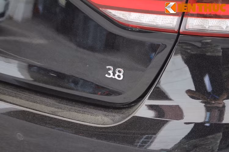 Phiên bản Genesis được nhập về Việt Nam có động cơ 3.8l V6 nạp khí tự nhiên, đạt công suất tối đa 311 mã lực và mô-men xoắn cực đại 397 Nm. Đây là phiên bản cao cấp thứ nhì của dòng xe, sau bản dùng máy Tau 5.0l V8 419 mã lực tương tự Equus.