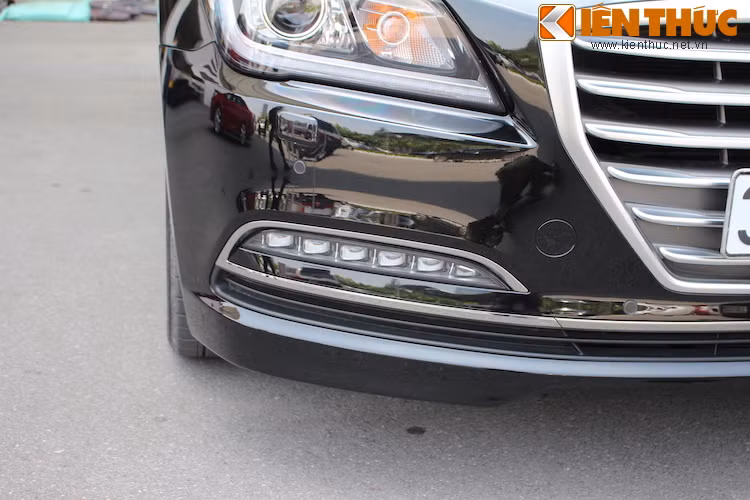 Đèn sương mù cũng sử dụng 6 bóng LED hiện đại, với viền mạ chrome chạy ngang xe sang trọng.