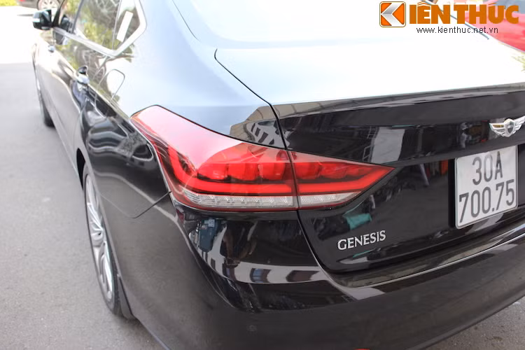 Đèn hậu của xe cũng có dạng LED độc đáo và hiện đại, bên dưới là cặp ống xả kép với chụp ống xả hình tứ giác.