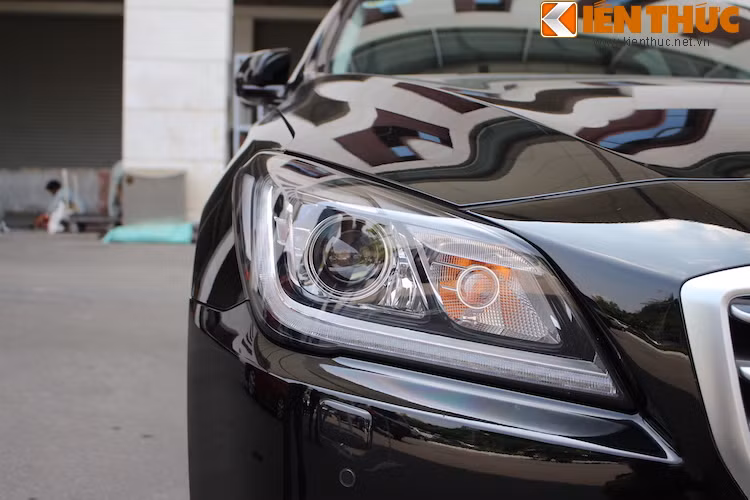 Đèn pha của xe to bản nhưng sắc sảo, với bóng pha dạng thấu kính projector cao cấp, bên dưới là dải đèn LED chiếu sáng ban ngày.