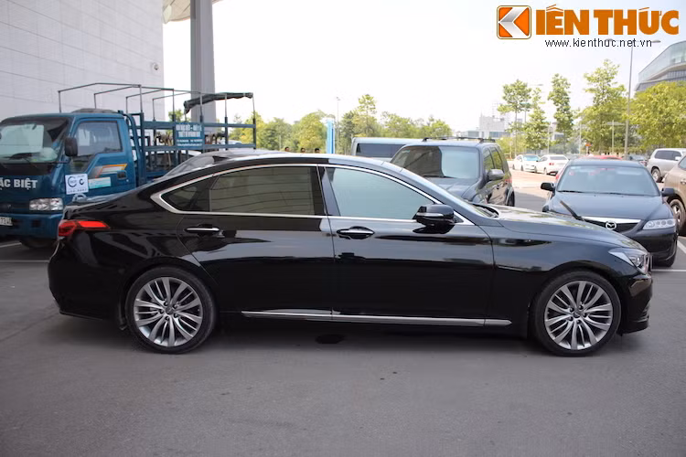 Dù được coi là đối thủ của BMW 5 Series hay Mercedes E-Class nhưng từ phía hai bên, Genesis đem tới cảm giác đẳng cấp hơn nhờ trục cơ sở dài và vòm mái thuôn về phía sau. Đặc biệt trong gam màu đen sang trọng, có cảm giác rằng chiếc xe phải đứng ngang với những S-Class hay 7 Series.