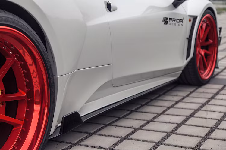 Dọc theo thân xe là một cánh khí động học bằng sợi carbon khác, với kiểu dáng đơn giản nhưng hiệu quả.