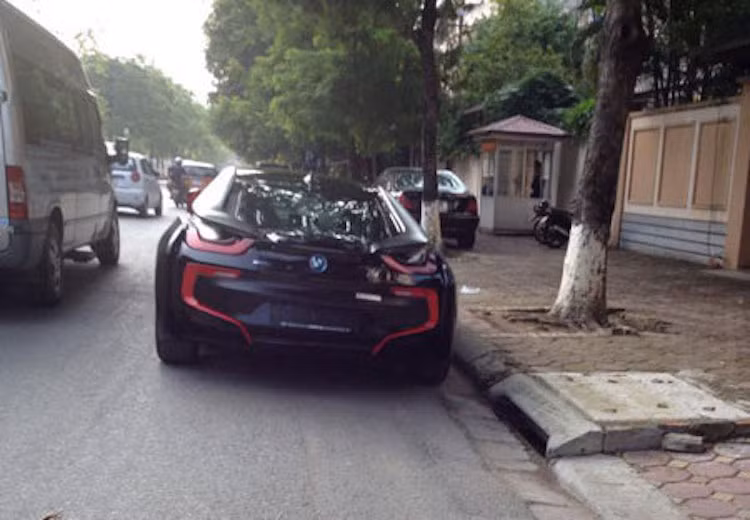 Bên cạnh thân xe màu đen, chiếc i8 còn được dán một số chi tiết màu đỏ, tạo sự tương phản và điểm nhấn cho chiếc xe.