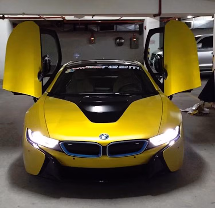 Trong số đó, chỉ có chiếc xe màu đen mờ và một chiếc BMW i8 của thành viên Vietnam Team đã được dán đổi màu so với nguyên bản.