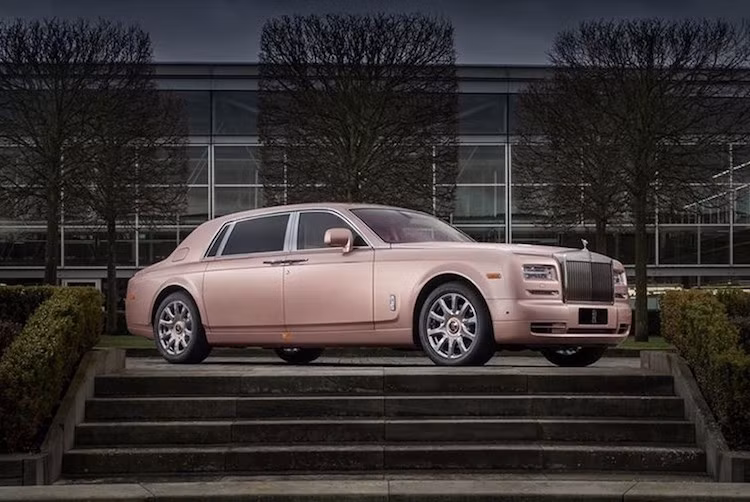 Điểm đặc biệt nhất trên phiên bản Rolls-Royce Phantom EWB Sunrise đó là màu sơn đặc biệt mà theo hãng, sẽ phụ thuộc vào ánh nắng trong ngày để tạo ra ánh kim "nhẹ nhàng nhưng ấn tượng".