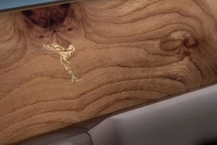 Đặc biệt, trên các nẹp gỗ bên cửa xe còn được khắc biểu tượng Spirit of Ecstasy của Rolls-Royce, sau đó cẩn vàng và hoàn thiện bởi những lớp sơn bóng.