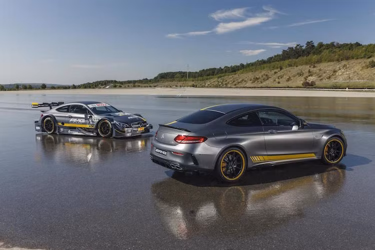 Ở bên trong nội thất, chiếc xe có ghế AMG Performance, cabin bọc da Nappa, nhiều chi tiết trang trí màu vàng và vô-lăng bọc vải DINAMICA.