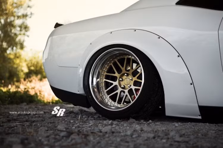 Với các vòm bánh cực rộng và hệ thống treo khí, vẻ "nguy hiểm" của Hellcat càng được nhân lên bội phần.