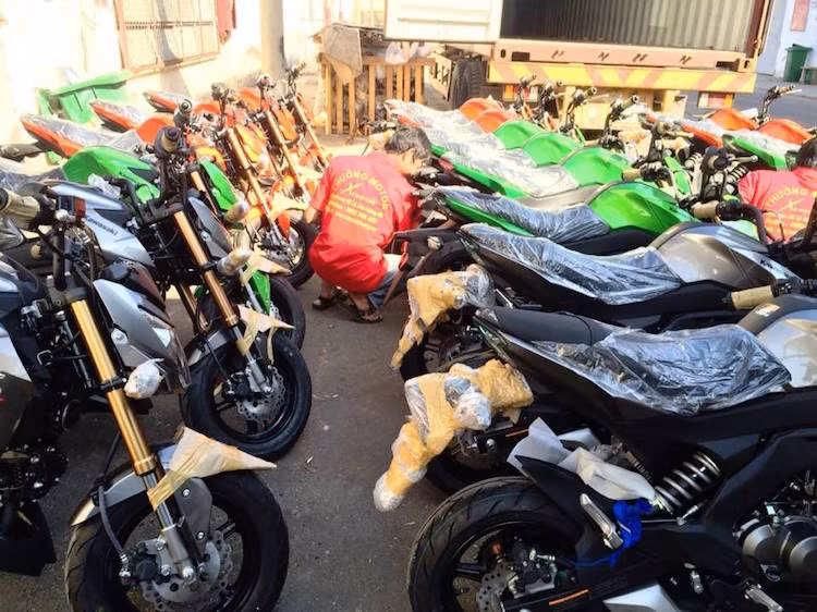 Tại Thái Lan, Kawasaki sẽ bán Z125 với 3 phiên bản màu sắc khác nhau. Giá niêm yết của Z125 ở Thái là 72.990 Baht (tương đương 45,8 triệu đồng).