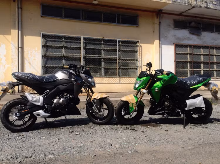 Ngay từ tên gọi đã chỉ ra, Z125 là thành viên mới nhất trong "gia đình" naked bike Z-Series của Kawasaki, vốn nổi tiếng với những "người anh lớn" như Z800 hay Z1000. Chính vì vậy, Z125 thừa hưởng rất nhiều các chi tiết thiết kế mang đậm ảnh hưởng từ những chiếc Z lớn hơn.