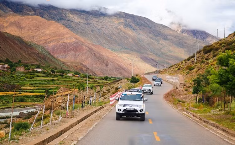 Người ta thường nói suốt bốn mùa Tây Tạng đều đẹp mê hồn như chốn tiên. Sự thần tiên ấy được thể hiện rất rõ trên cung đường tử thần nối liền từ Linzhi lên Lhasa để đến Everest Base Camp ở độ cao 5.365m.
