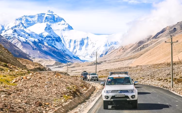 Sau hơn 1 tuần thực nghiệm khả năng chống ồn của lốp ContiCrossContact LX2 với quãng đường dài hơn 1.200km từ cửa khẩu Mohan (Trung Quốc) đi Lệ Giang cổ trấn, đoàn caravan bắt đầu kiểm chứng hả năng kiểm soát lái (cornering/handling ability) trên cung đường quyến rũ nhất thế giới từ Shangri-La đến Đức Khâm – Linzhi dài hơn 1.700km.