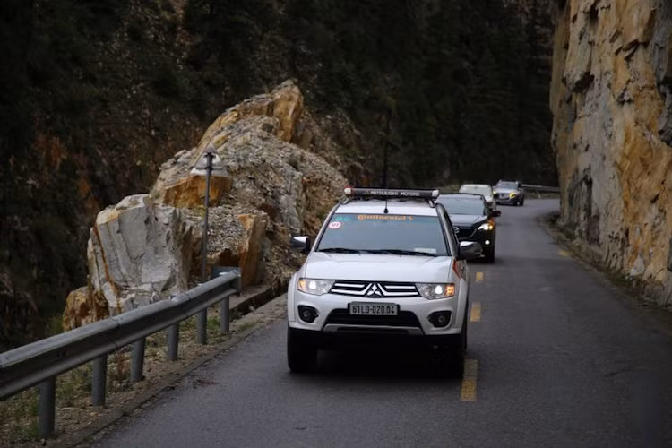 Cung đường cao tốc từ Côn Minh đi Đại Lý nổi tiếng có nhiều cảnh đẹp đến nao lòng người nhưng là cung đường tiềm ẩn nhiều nguy hiểm khi thường xuyên xảy ra tai nạn với mật độ giao thông khá cao.