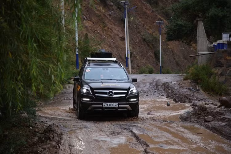 Hành trình cũng chứa đựng nhiều sự nguy hiểm khi cả đoàn caravan phải dichuyển qua những cung đường sườn dốc dựng đứng, đá lở và thời tiết khắc nghiệt khó lường với vô số những khúc cua hẹp… mà bất kỳ tay lái nào muốn thử độ gan dạ và liều lĩnh cũng thèm muốn.