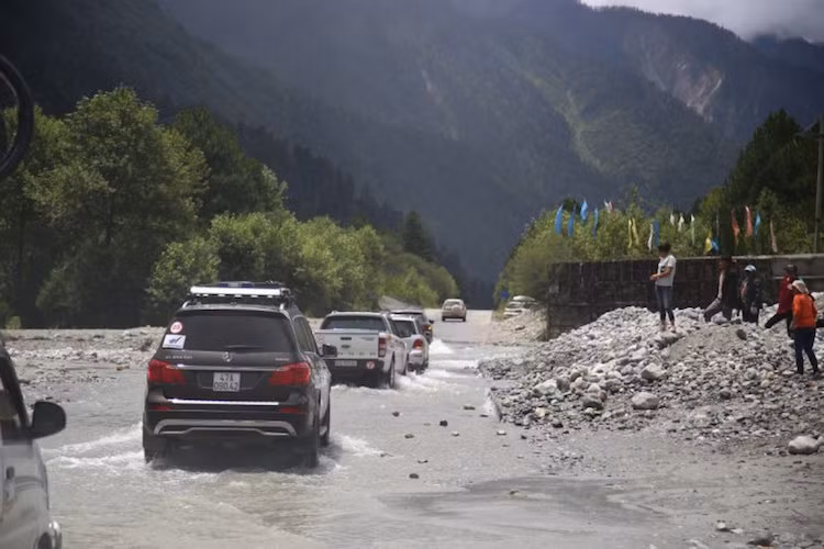 Khả năng bám đường trên đường ướt (wet safety station) và giảm thiểu tiếng ồn của ContiCrossContact LX2 cũng được kiểm chứng khi đoàn caravan đi ngược đầu nguồn của sông Mê Kong trên cung đường từ Linzhi lên Lhasa.