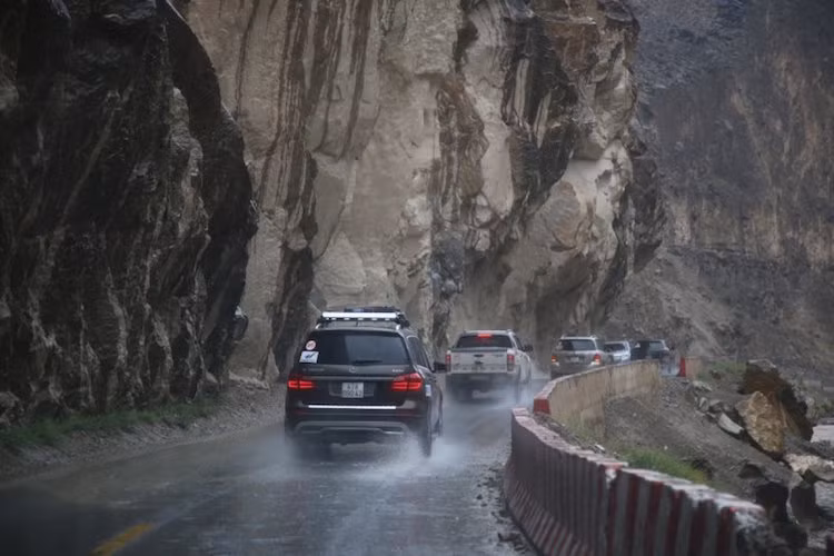 Thực nghiệm khả năng giảm thiểu tiếng ồn (noise &amp; comfort situation) ở tốc độ cao, nhiều thành viên trong đoàn không giấu được bất ngờ khi tiếng vọng vào khoang xe hầu như được triệt tiêu.