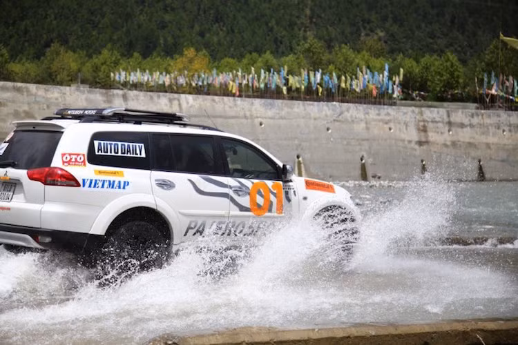 Đất đá, xóc và rung bần bật, cảm giác như mọi ốc vít trên xe đều sắp bung ra nhưng với lốp tốt, các chiến mã của đoàn caravan đều hoàn tất bài test của mình. Với thiết kế mặt gai độc đáo ContiCrossContact LX2 giúp cho việc lái xe và phanh xe ổn định thậm chí ngay cả trong điều kiện ẩm ướt.