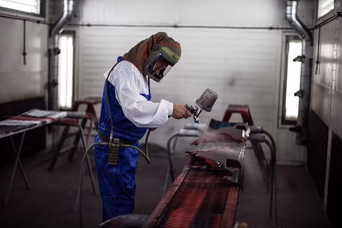 Do sở hữu những mảng thân xe có thiết kế rất phức tạp, bề mặt vỏ xe của S1000RR cũng rất khó có thể đạt được màu sơn đều. Và đây là lúc kinh nghiệm 35 năm của ông Lindberg được thử thách.