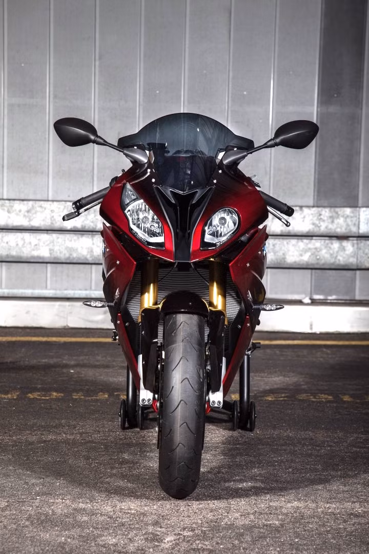 Sau khi đánh bóng, chiếc S1000RR đã có được nước sơn đặc biệt với màu rất sâu và đổi sắc tùy vào điều kiện ánh sáng. Chỉ tính riêng thời gian sơn cũng đã mất tới 40 tiếng.