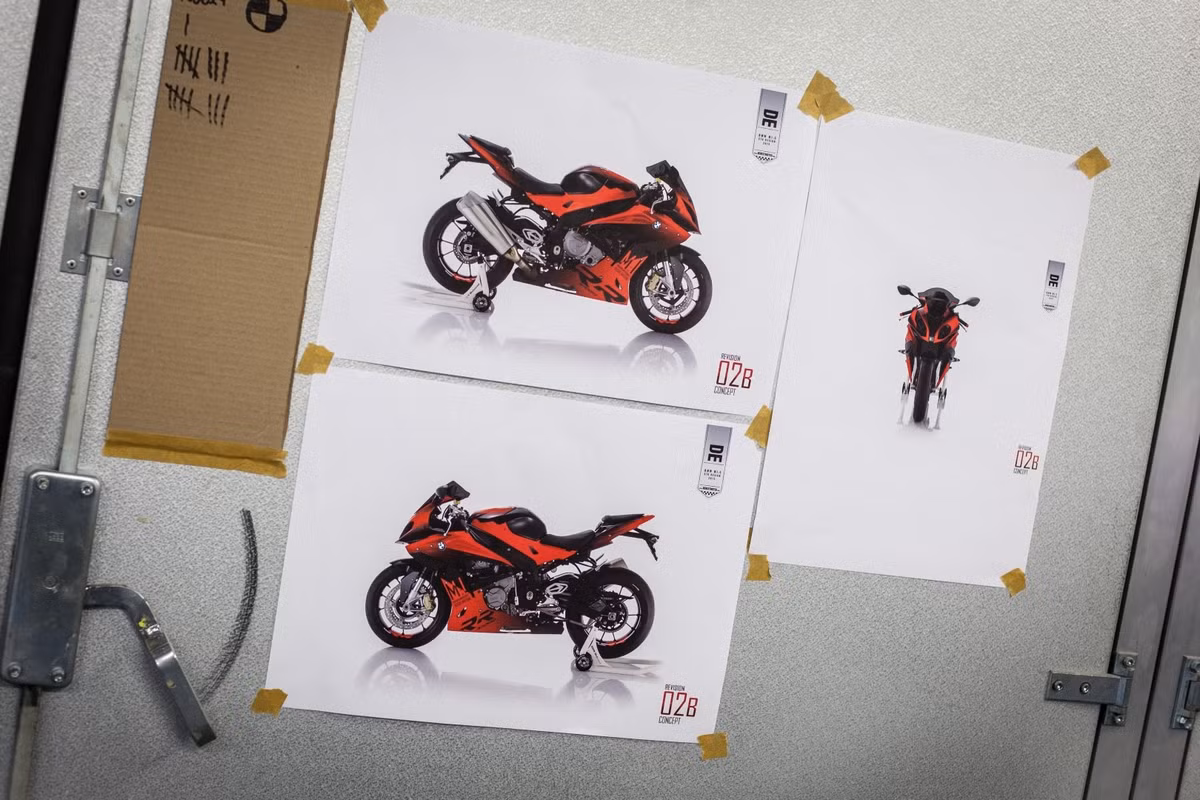 Sau khi những bản thiết kế chiếc S1000RR đặc biệt bởi Phillips, màu sắc của xe đã được "chốt" là màu đỏ-đen. Tuy nhiên, ông Linberg đã phải "đau đầu" quyết định sắc đỏ-đen cho xe.